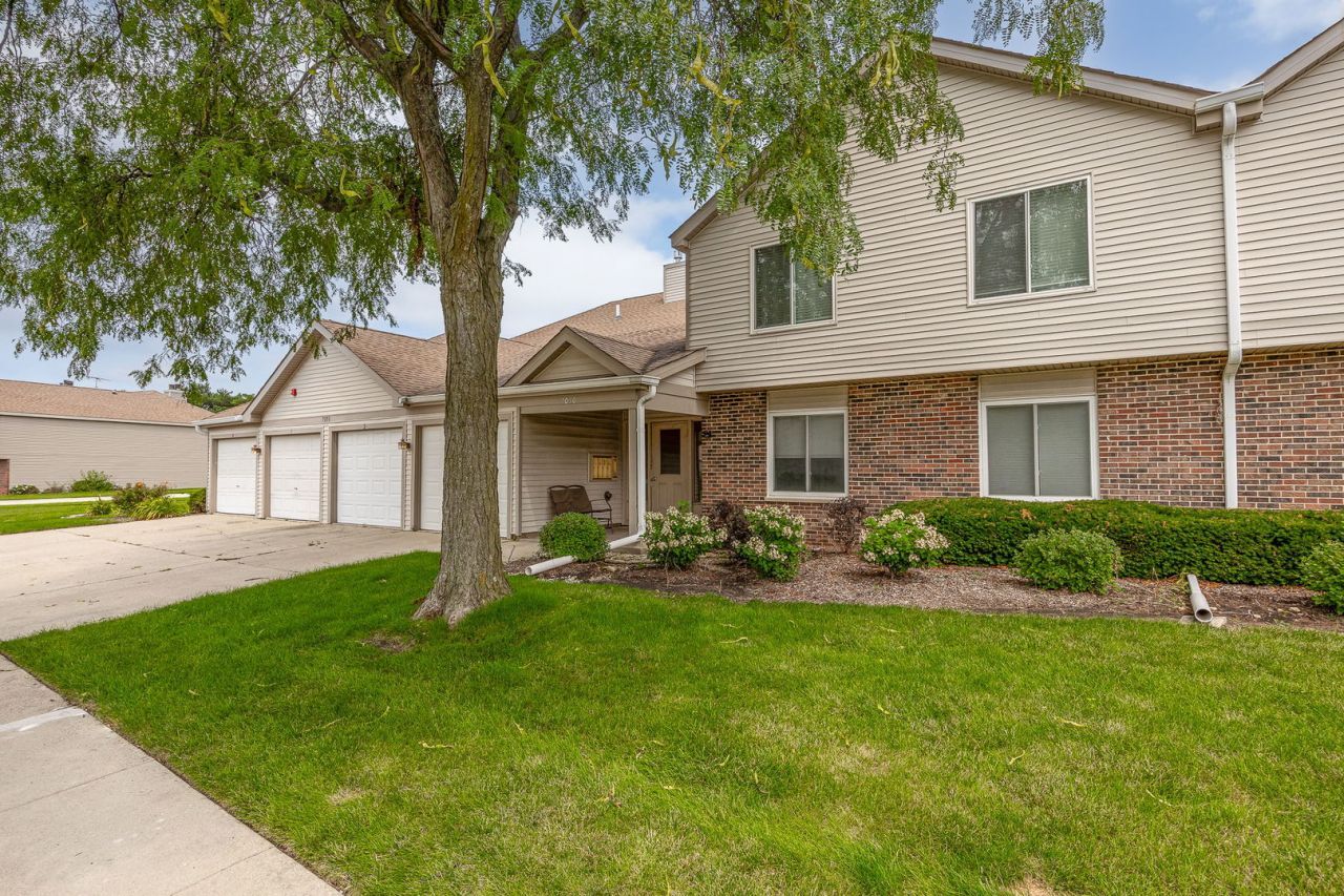 7050 Newport Drive, Unit 101, Woodridge, IL 60517 Main Photo