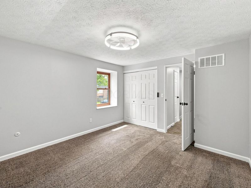 5796 Hallridge Circle , Columbus, OH 43232 Photo 17