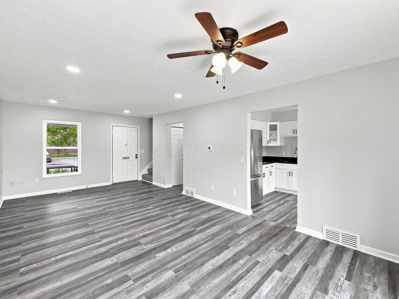 5796 Hallridge Circle , Columbus, OH 43232 Photo 6