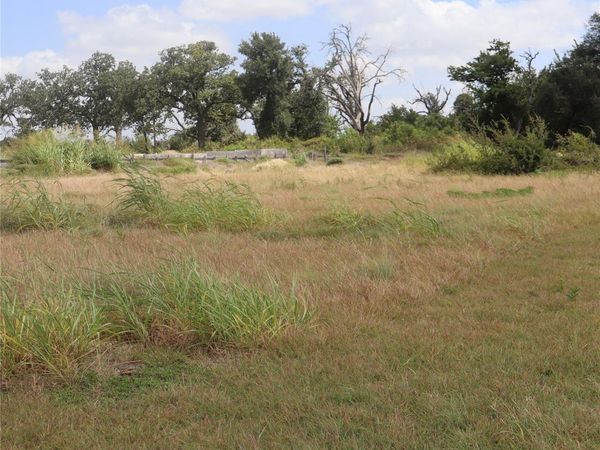 104 Mesones RD, Florence, TX 76527