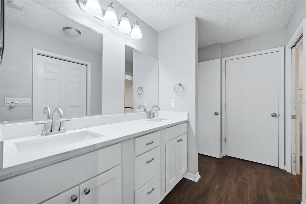4537 Chimney Creek Drive, Sarasota, FL 34235 Photo