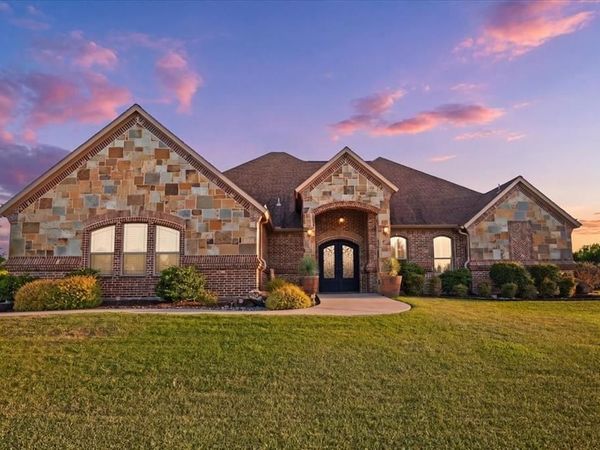 924 Indian Trail, Oak Leaf, TX 75154