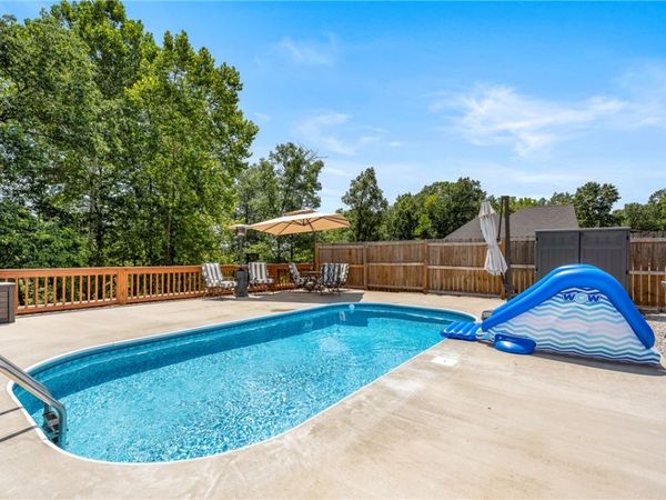 8557 Manor Drive, Bentonville, AR 72712