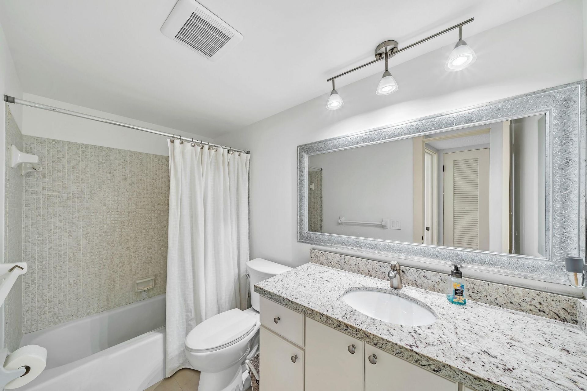 3051 NE 48th Street, Unit 301, Fort Lauderdale, FL 33308 Photo