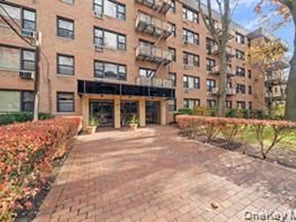 6 Birchwood Court, Unit 4B, Mineola, NY 11501