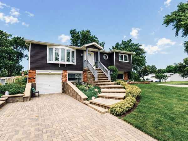 500 Redwood Lane , Schaumburg, IL 60193