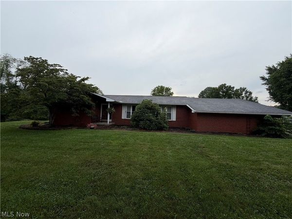 1038 College Drive SE, New Philadelphia, OH 44663
