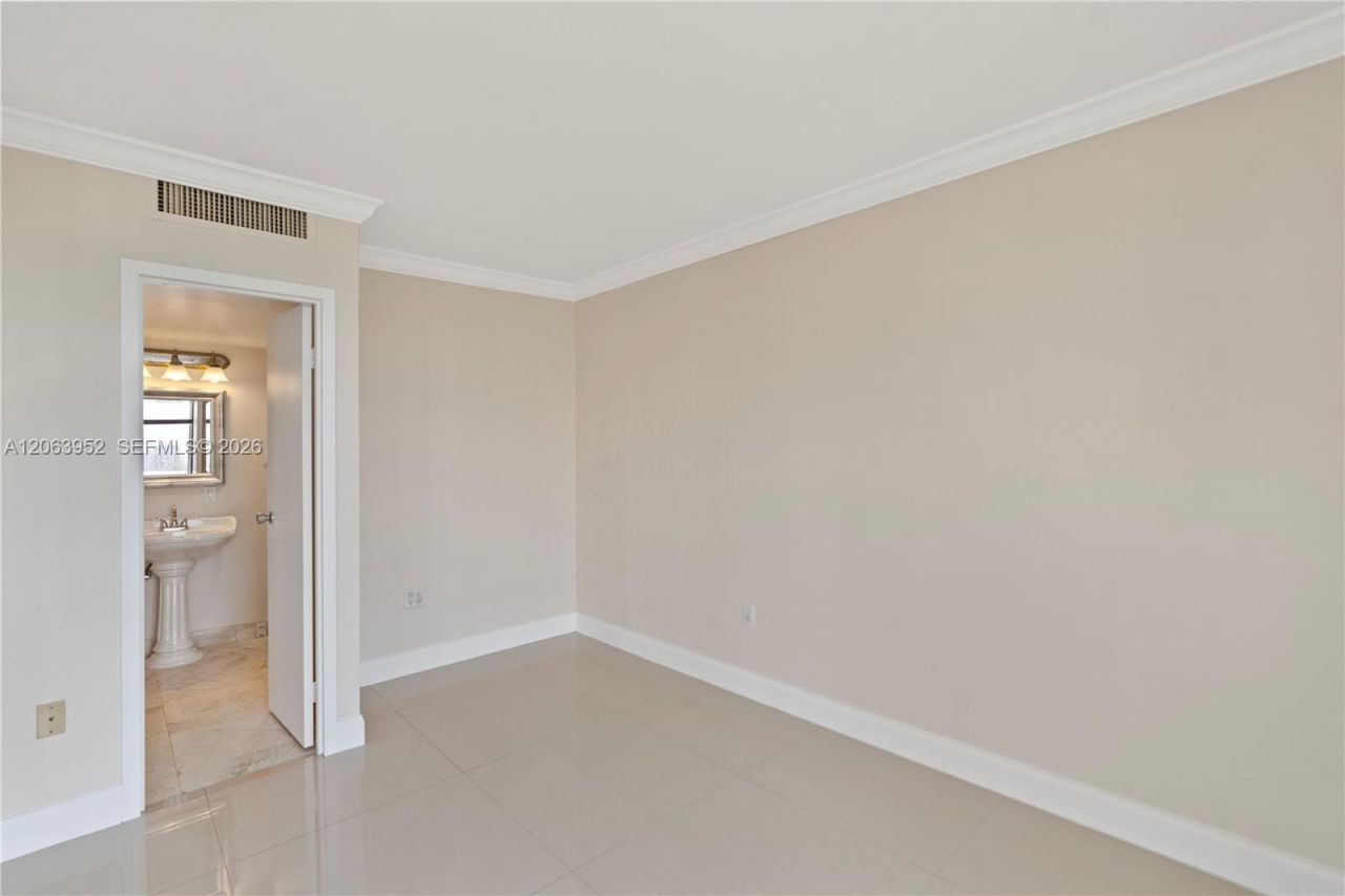 3675 N Country Club Dr, Unit 2208, Aventura, FL 33180 Photo