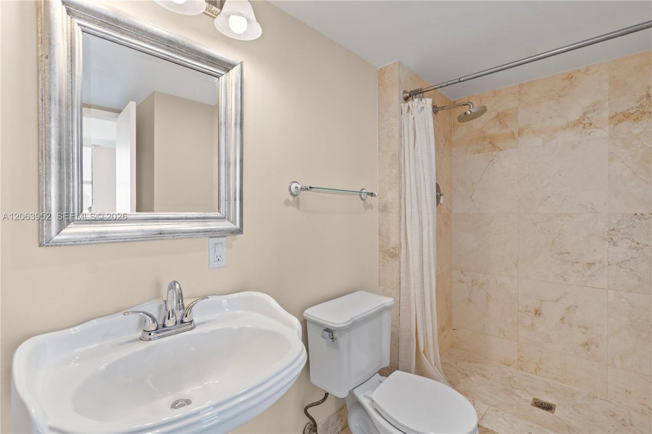 3675 N Country Club Dr, Unit 2208, Aventura, FL 33180 Photo