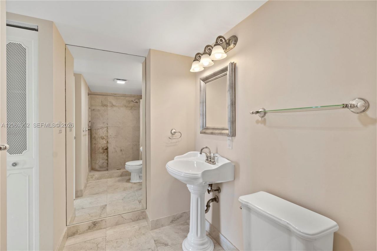 3675 N Country Club Dr, Unit 2208, Aventura, FL 33180 Photo