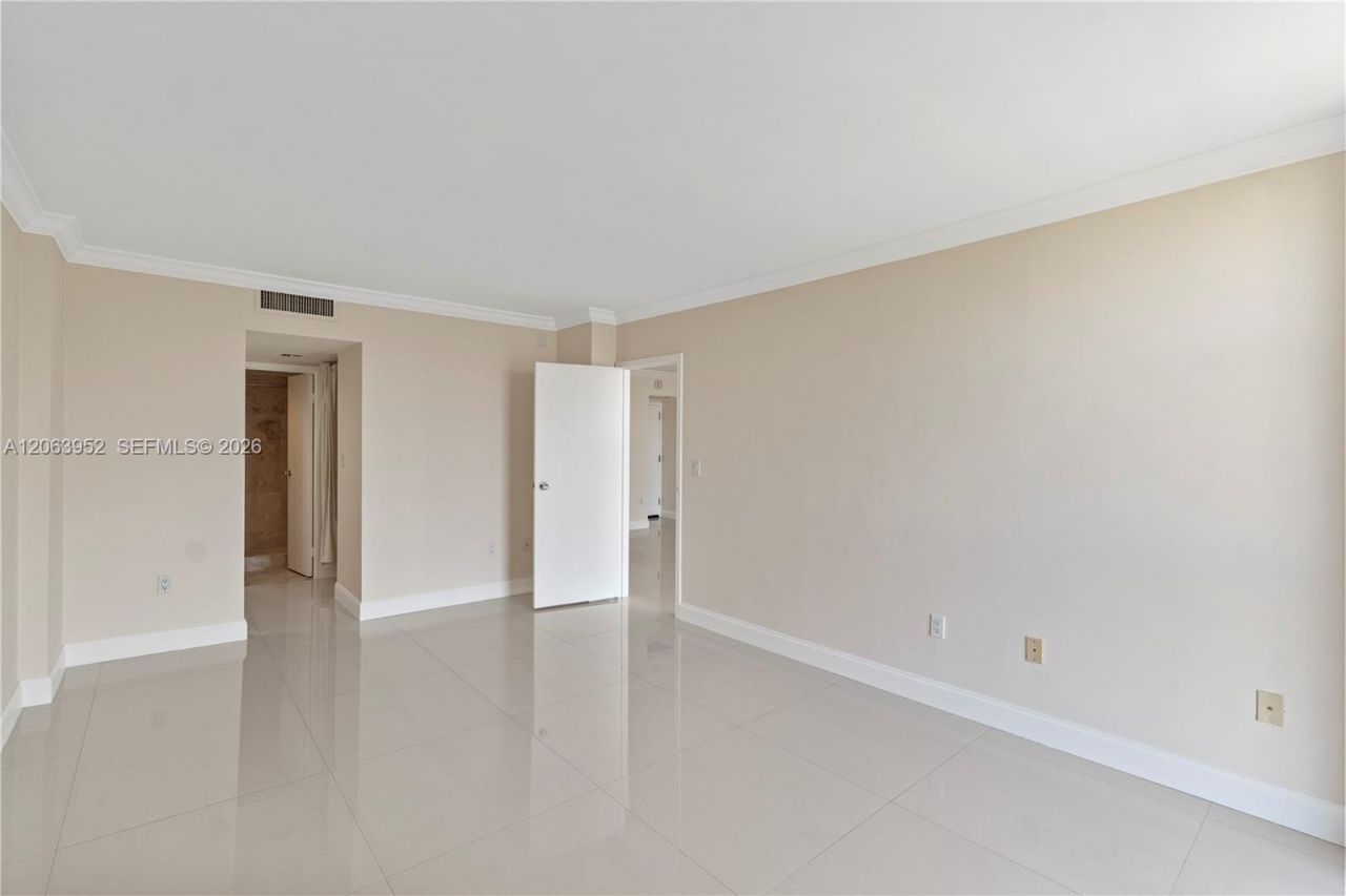 3675 N Country Club Dr, Unit 2208, Aventura, FL 33180 Photo