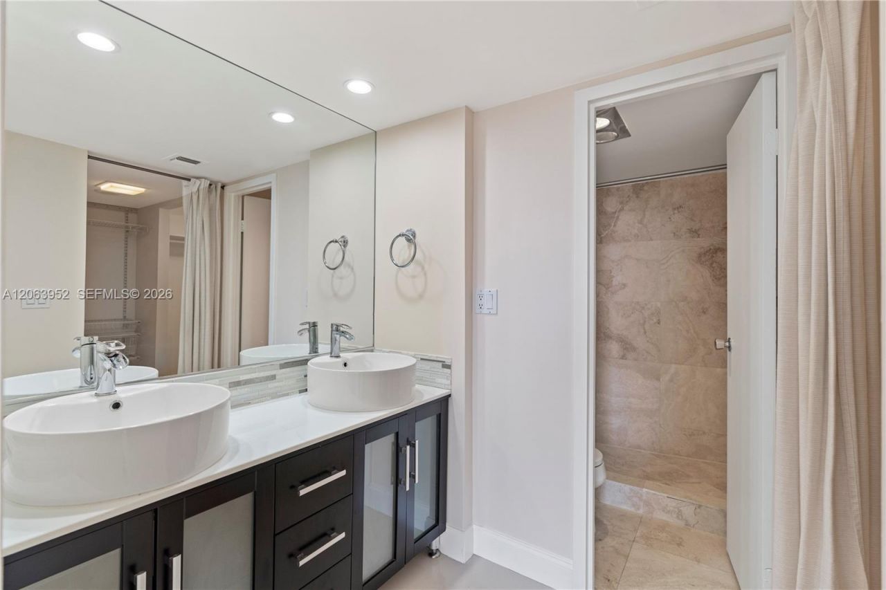 3675 N Country Club Dr, Unit 2208, Aventura, FL 33180 Photo