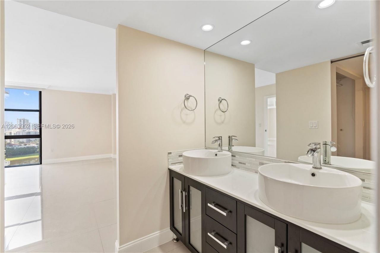 3675 N Country Club Dr, Unit 2208, Aventura, FL 33180 Photo