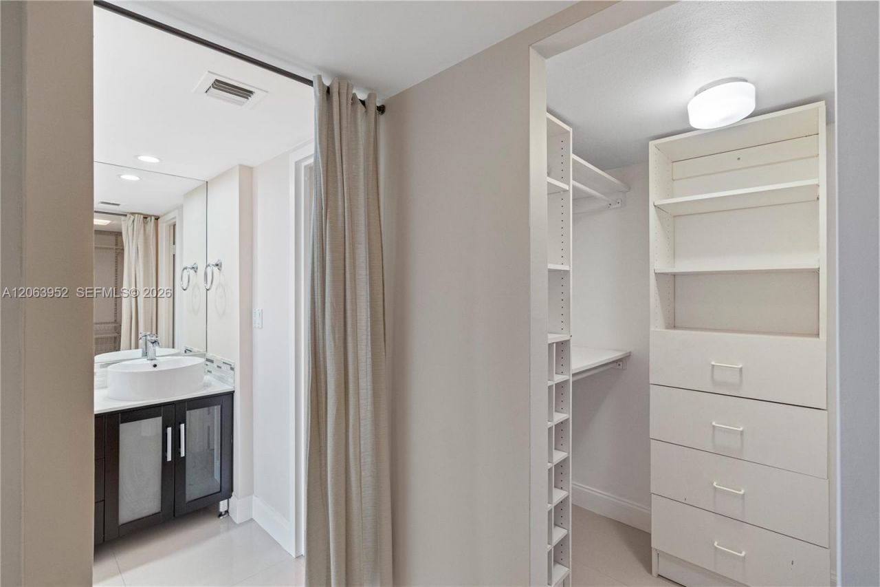 3675 N Country Club Dr, Unit 2208, Aventura, FL 33180 Photo