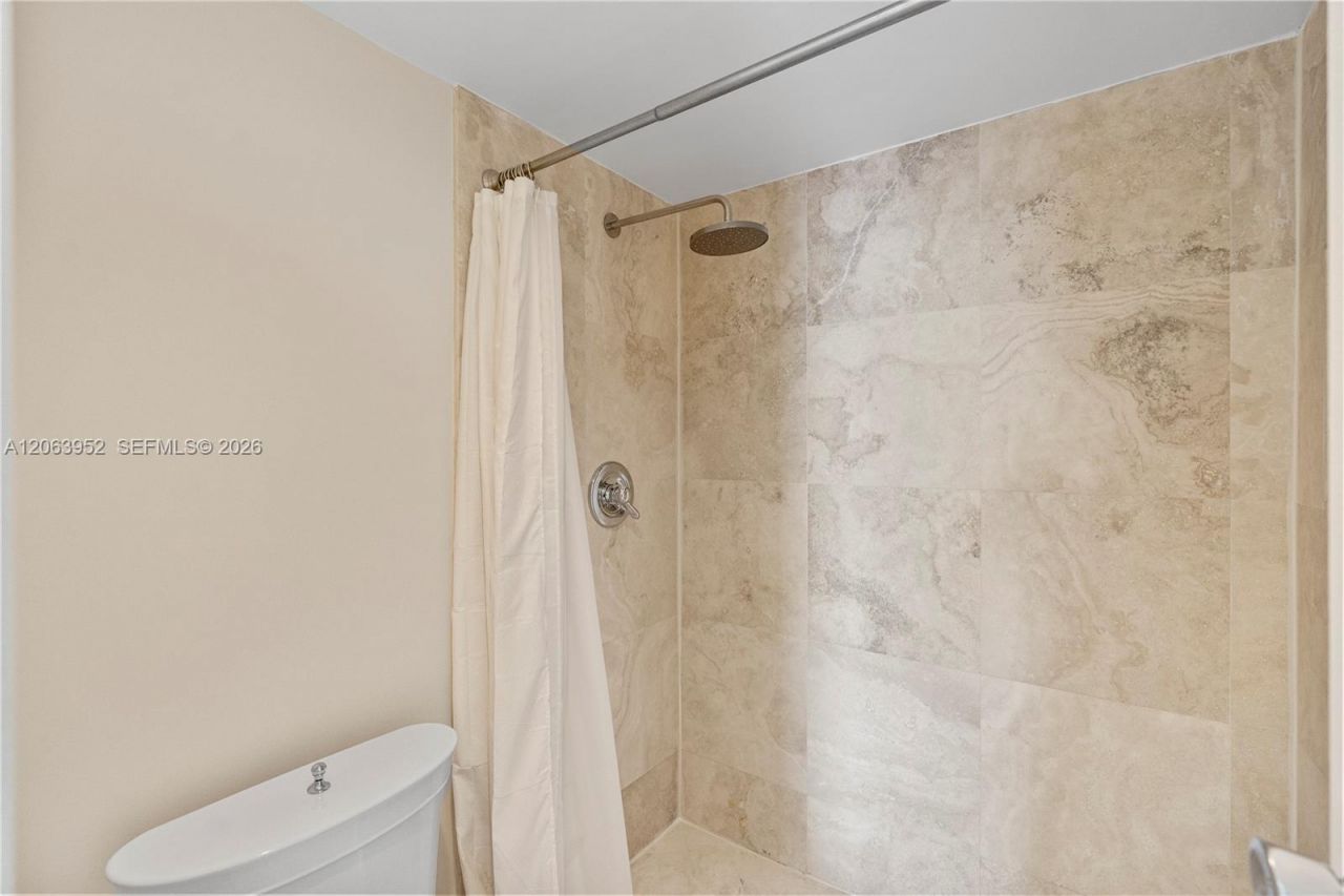 3675 N Country Club Dr, Unit 2208, Aventura, FL 33180 Photo