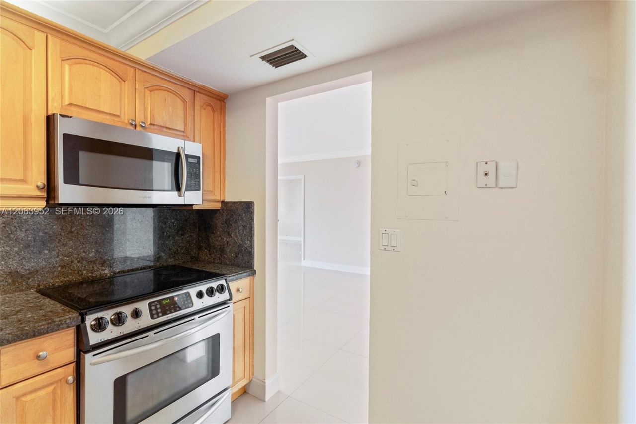 3675 N Country Club Dr, Unit 2208, Aventura, FL 33180 Photo