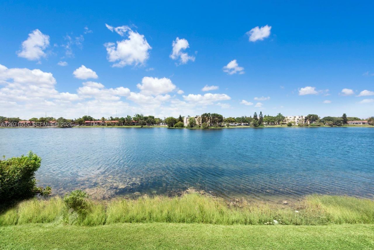 873 NE 195, Unit 206, Miami, FL 33179 Photo