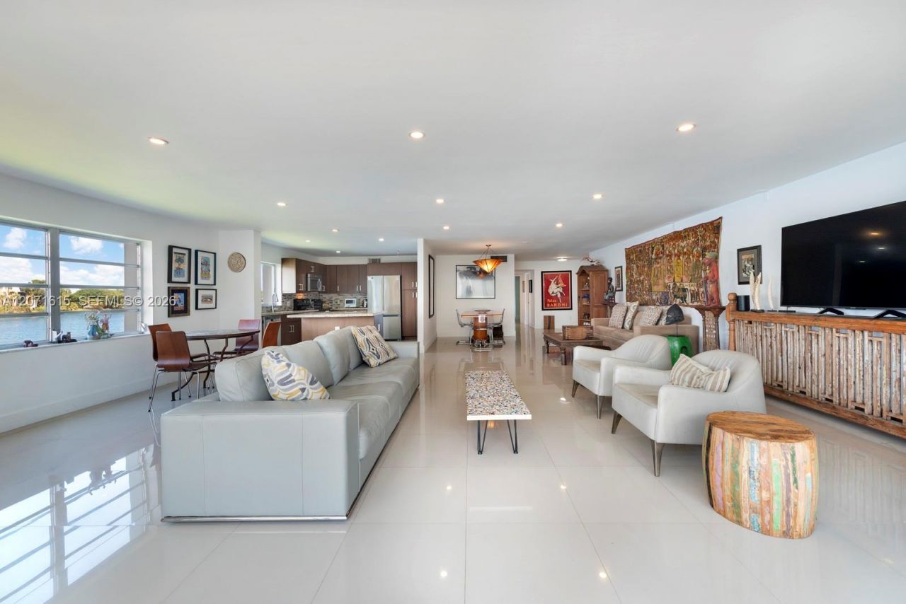873 NE 195, Unit 206, Miami, FL 33179 Photo