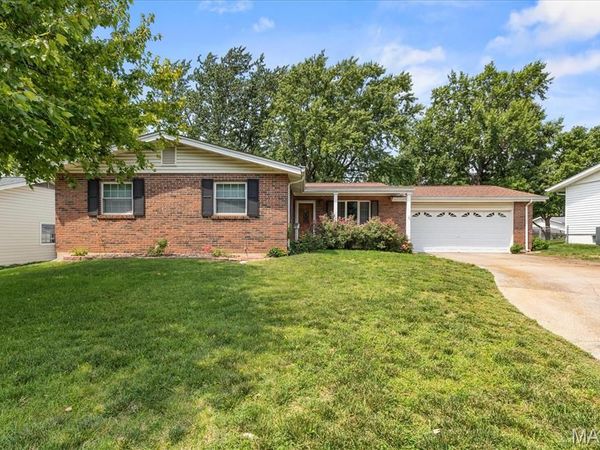 1001 Wilmington Drive , St Charles, MO 63301