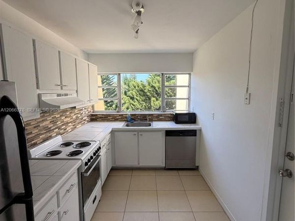 952 NE 199th St , Unit 4K, Miami, FL 33179