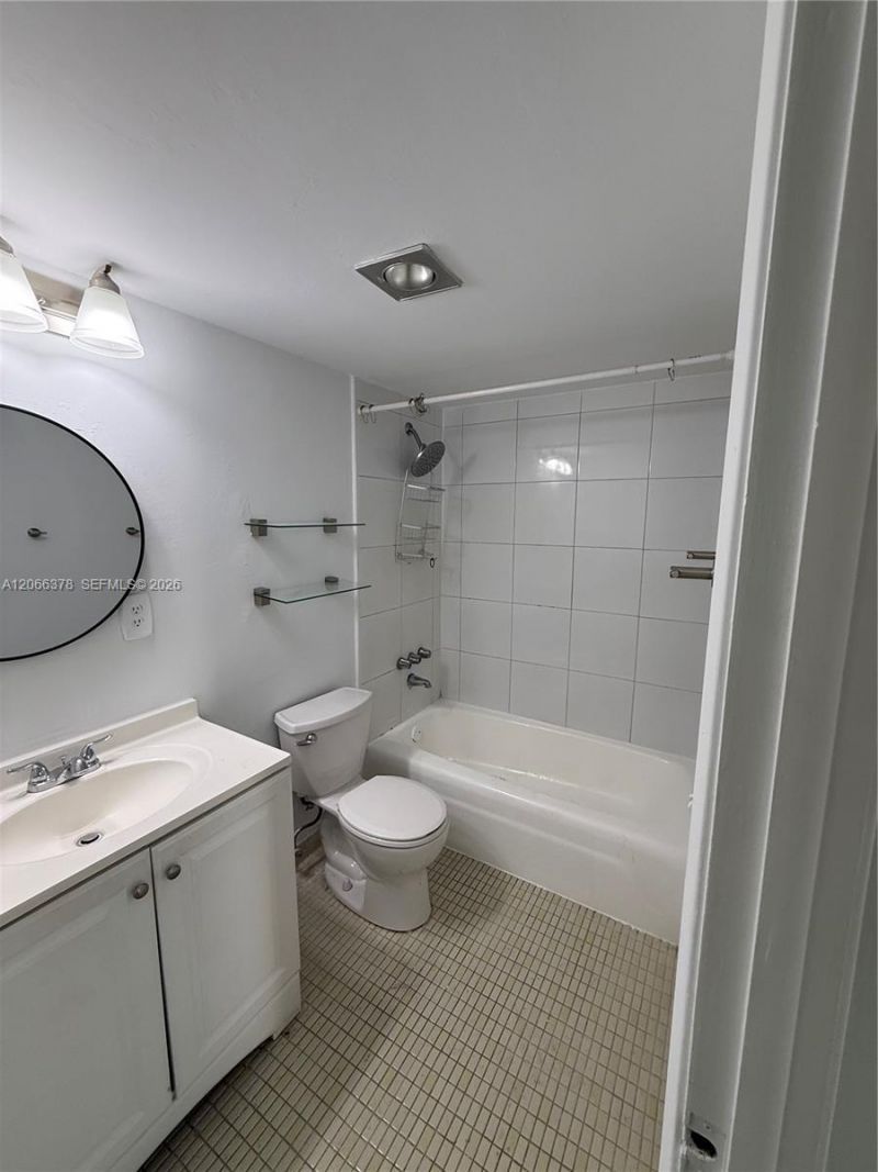 952 NE 199th St , Unit 4K, Miami, FL 33179 Photo