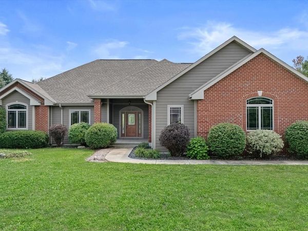 227 Hunters CROSSING N, Slinger, WI 53086