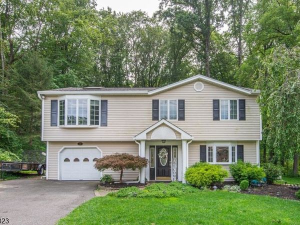 42 Scenic Dr, Green, NJ 07821