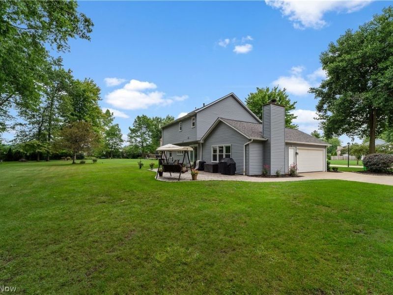 376 Creekside Drive, Avon Lake, OH 44012 Photo 2