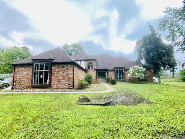 4635 S Jackson Road, Jackson, MI 49201