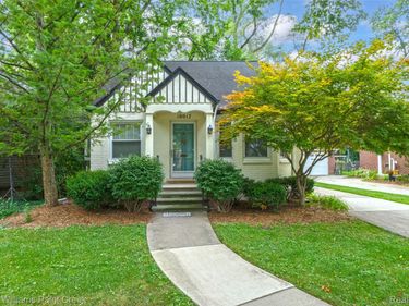 10017 Hart Avenue, Huntington Woods, Mi 48070