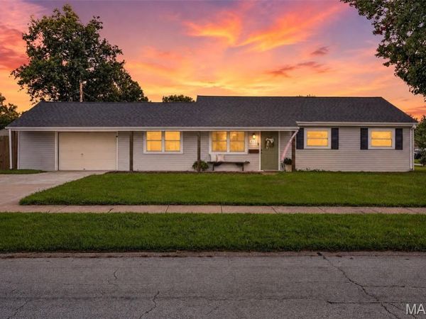 402 Saint Joseph Avenue, St Charles, MO 63366