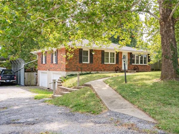 903 West Street, Tonganoxie, KS 66086