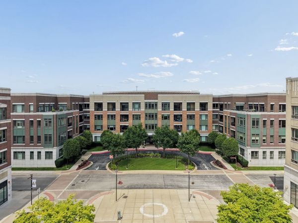 1000 Village Center Drive, Unit 405, Burr Ridge, IL 60527