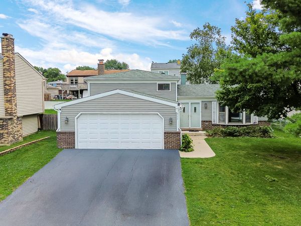 915 Wampum Court , Carol Stream, IL 60188