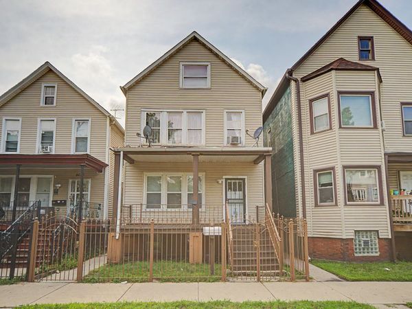 8220 S Houston Avenue , Chicago, IL 60617