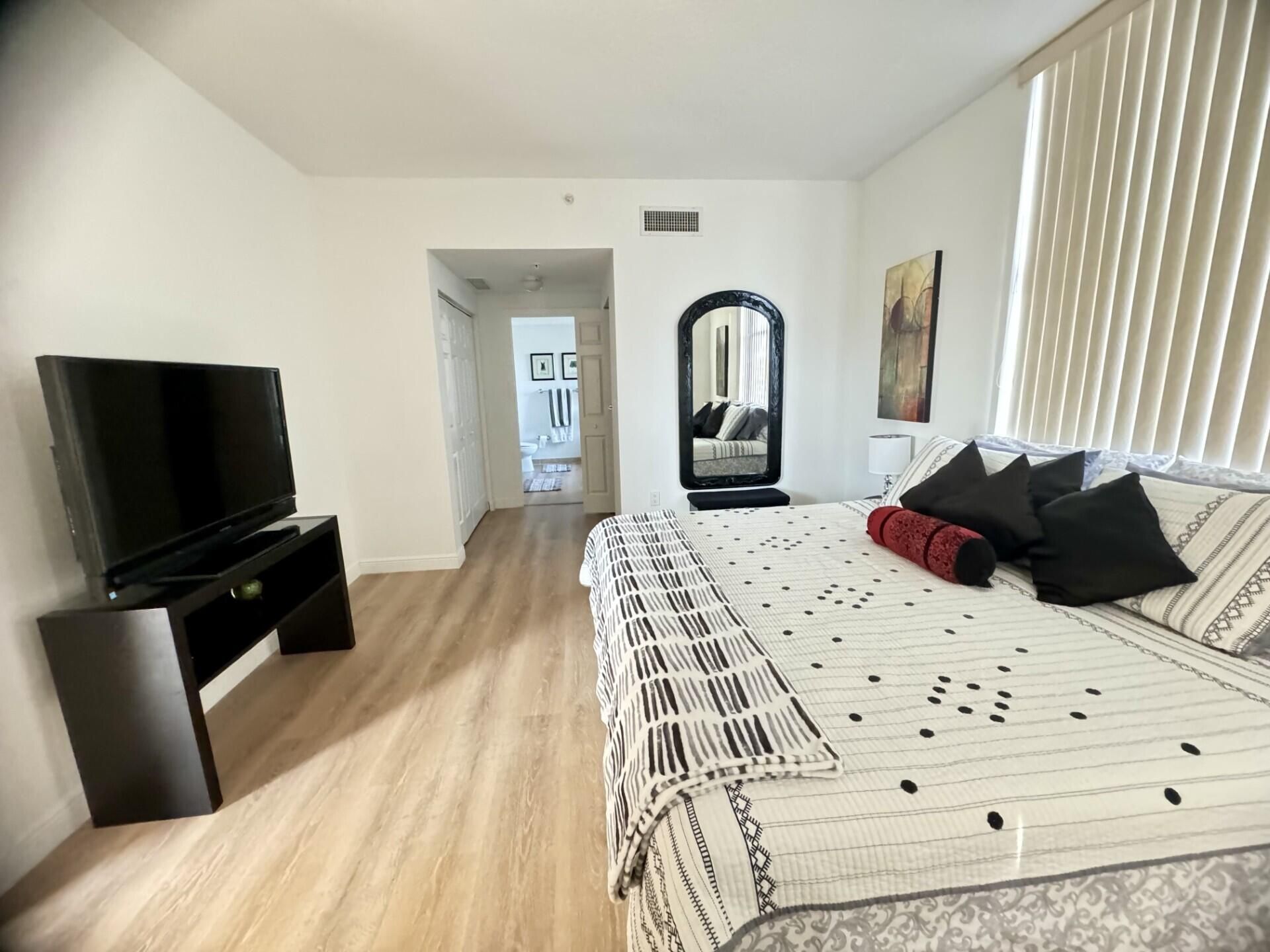 888 S Douglas Road, Unit 1015, Coral Gables, FL 33134 Photo