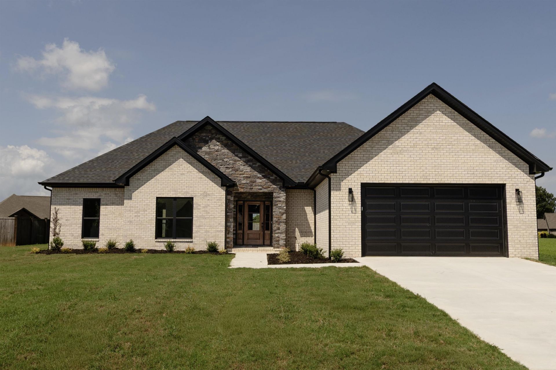 195 Rockwood Dr, Tuscumbia, AL 35674 Main Photo