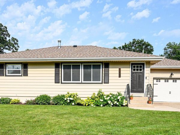 1035 New Street, Manchester, IA 52057