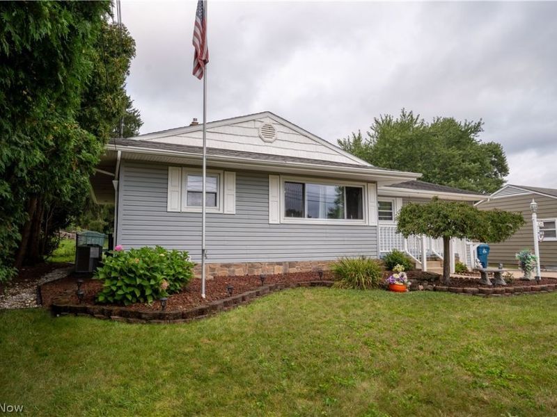 620 Dresden Drive, Hubbard, OH 44425 Photo 2