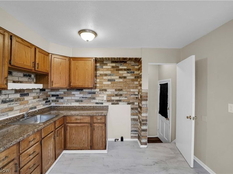 18721 Fairway Avenue, Maple Heights, OH 44137 Photo 8