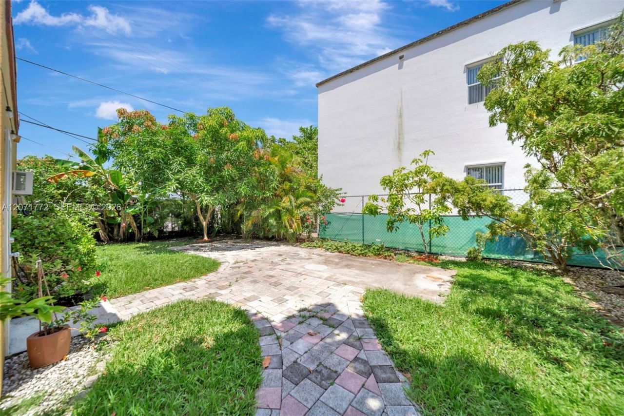 3431 SW 25th St, Miami, FL 33133 Photo