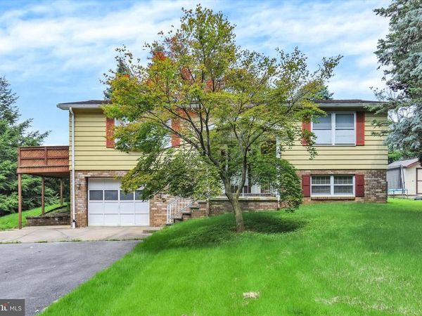 399 GARMAN DRIVE, CHAMBERSBURG, PA 17202