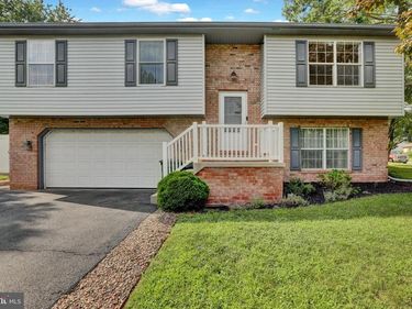 1 BURKEY DRIVE, DENVER, PA 17517