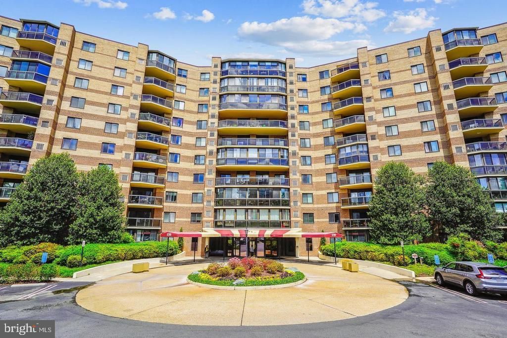 8360 Greensboro Drive, Unit 524, McLean, VA 22102 Main Photo