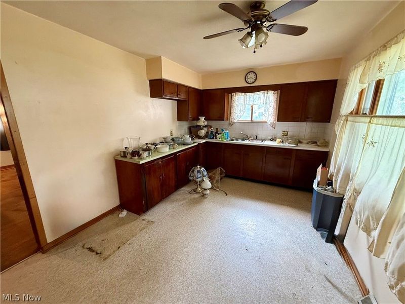 327 Franklin Avenue, Elyria, OH 44035 Photo 9