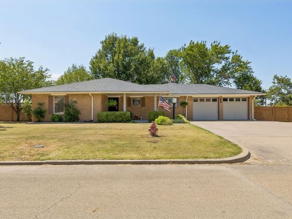 1002 Sunset Circle , Yale, OK 74085