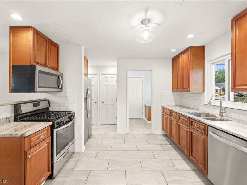 24479 Gessner Road, North Olmsted, OH 44070 Photo 7