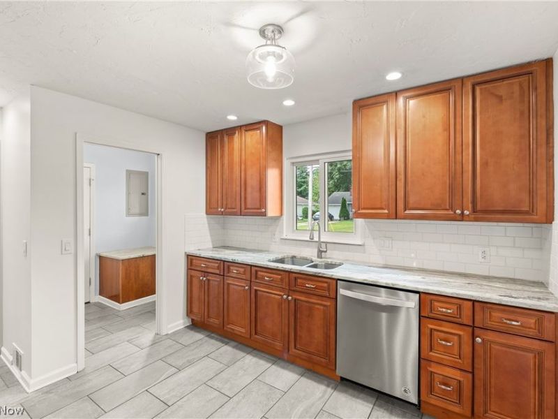 24479 Gessner Road, North Olmsted, OH 44070 Photo 9