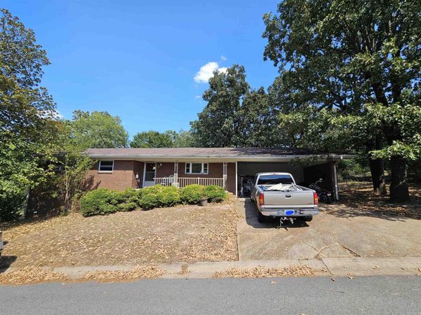 1429 Holloway Street , Morrilton, AR 72110