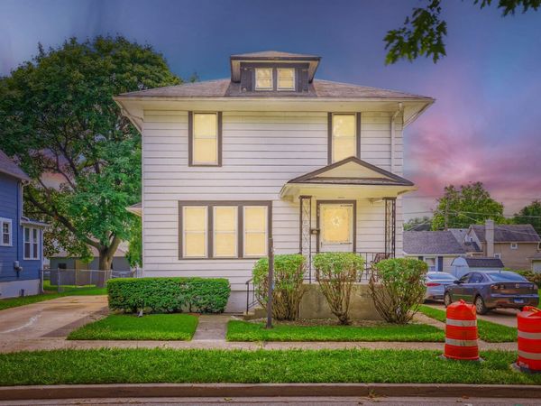 709 Center Street , Waukegan, IL 60085